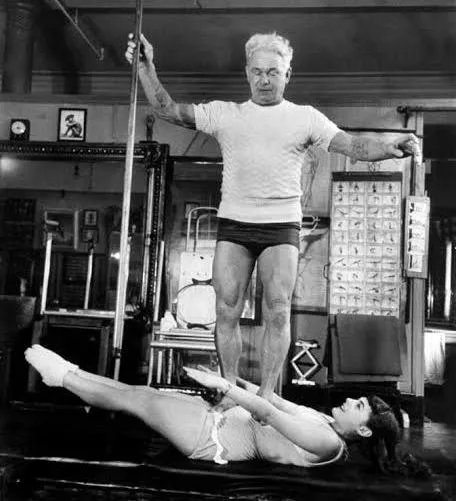 Joseph Pilates ze swoją podopieczną podczas ćwiczenia “Hundred”