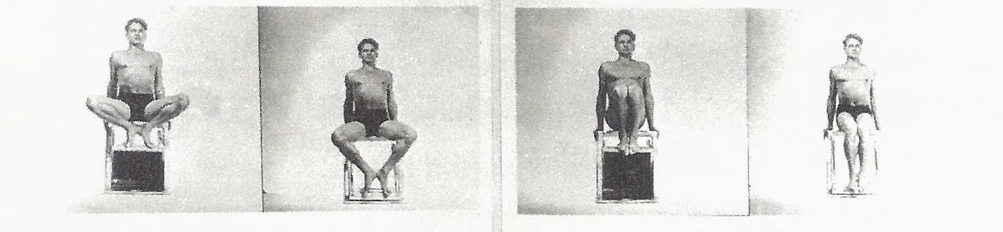 Joseph Pilates wykonujący ćwiczenie “Sitting Pumping” na wunda chair.